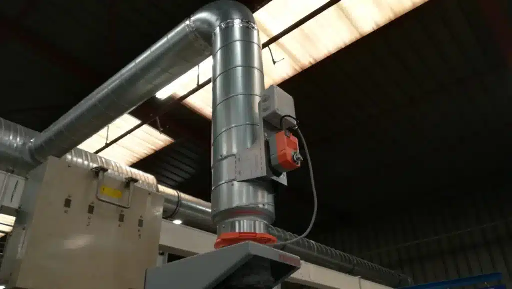 Système de ventilation industrielle et tuyauterie d'aspiration au plafond.